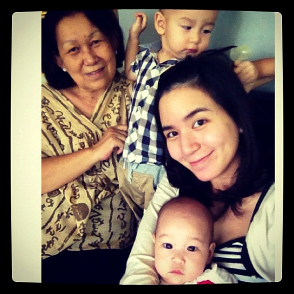 พลอย ชิดจันทร์ พร้อมลูก ๆ และคุณแม่