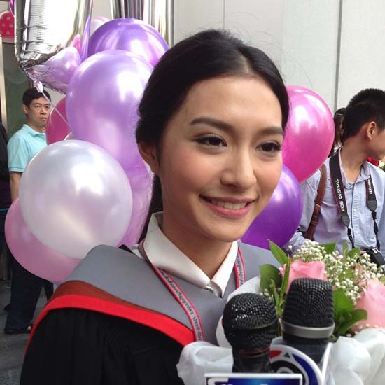 มิว นิษฐา รับปริญญาแล้วจ้า โป๊ป หอบดอกไม้ช่อโตแสดงความยินดี มิว นิษฐา รับปริญญาแล้วจ้า โป๊ป หอบดอกไม้ช่อโตแสดงความยินดี