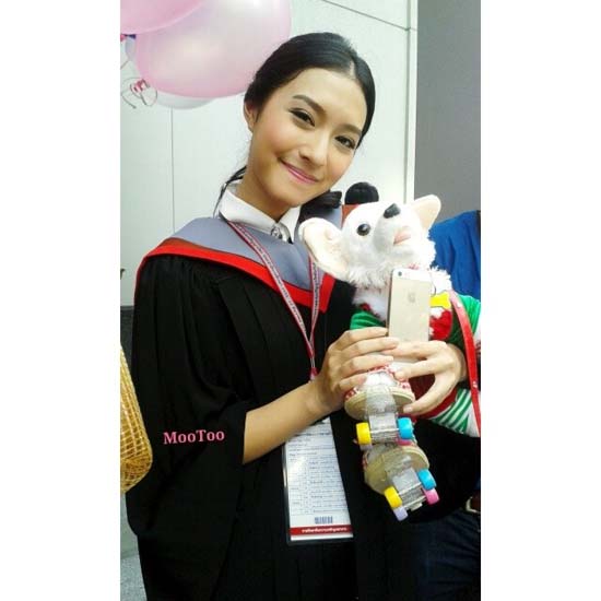 มิว นิษฐา รับปริญญาแล้วจ้า โป๊ป หอบดอกไม้ช่อโตแสดงความยินดี มิว นิษฐา รับปริญญาแล้วจ้า โป๊ป หอบดอกไม้ช่อโตแสดงความยินดี