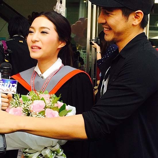 มิว นิษฐา รับปริญญาแล้วจ้า โป๊ป หอบดอกไม้ช่อโตแสดงความยินดี มิว นิษฐา รับปริญญาแล้วจ้า โป๊ป หอบดอกไม้ช่อโตแสดงความยินดี