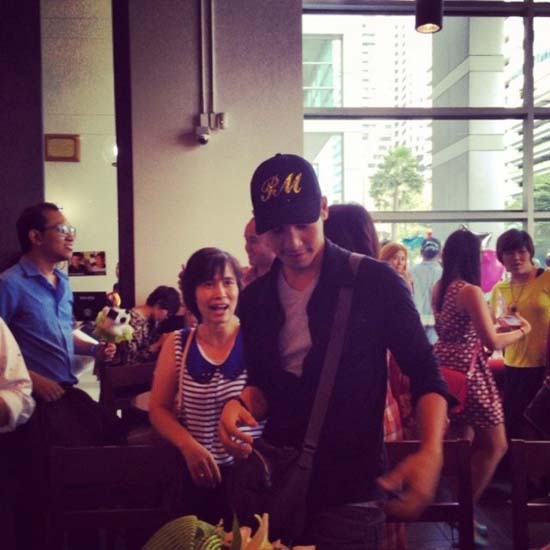 มิว นิษฐา รับปริญญาแล้วจ้า โป๊ป หอบดอกไม้ช่อโตแสดงความยินดี มิว นิษฐา รับปริญญาแล้วจ้า โป๊ป หอบดอกไม้ช่อโตแสดงความยินดี