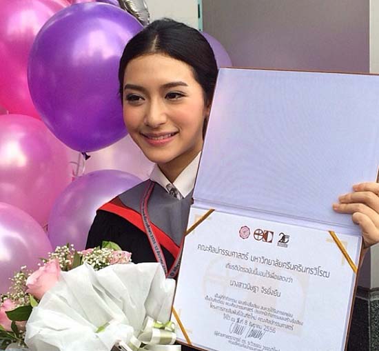 มิว นิษฐา รับปริญญาแล้วจ้า โป๊ป หอบดอกไม้ช่อโตแสดงความยินดี มิว นิษฐา รับปริญญาแล้วจ้า โป๊ป หอบดอกไม้ช่อโตแสดงความยินดี