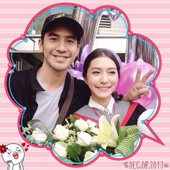 มิว นิษฐา รับปริญญาแล้วจ้า โป๊ป หอบดอกไม้ช่อโตแสดงความยินดี มิว นิษฐา รับปริญญาแล้วจ้า โป๊ป หอบดอกไม้ช่อโตแสดงความยินดี