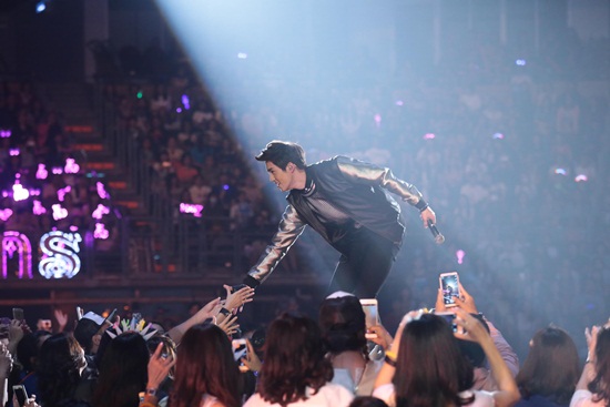 คอนเสิร์ต หล่อมากมาก คอนเสิร์ต หล่อมากมาก