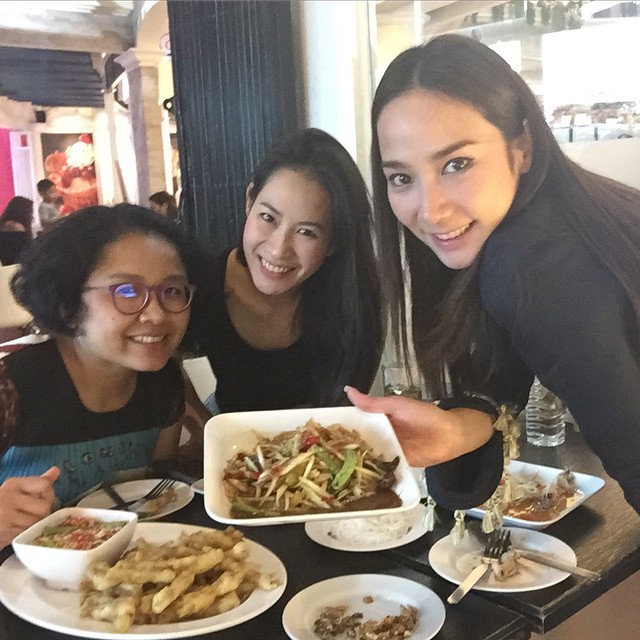 อั้ม พัชราภา ซุปตาร์ติดดิน แชะภาพทานจิ้มจุ่มข้างถนน อั้ม พัชราภา ซุปตาร์ติดดิน แชะภาพทานจิ้มจุ่มข้างถนน