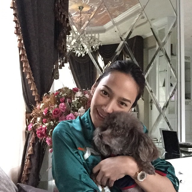 อั้ม พัชราภา ซุปตาร์ติดดิน แชะภาพทานจิ้มจุ่มข้างถนน อั้ม พัชราภา ซุปตาร์ติดดิน แชะภาพทานจิ้มจุ่มข้างถนน