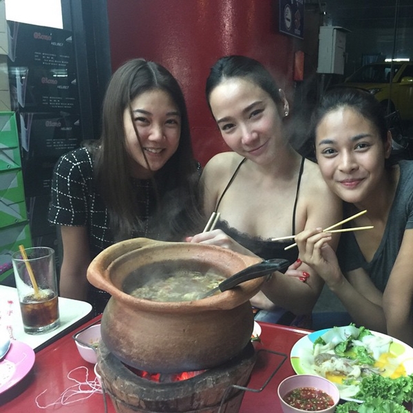 อั้ม พัชราภา ซุปตาร์ติดดิน แชะภาพทานจิ้มจุ่มข้างถนน อั้ม พัชราภา ซุปตาร์ติดดิน แชะภาพทานจิ้มจุ่มข้างถนน