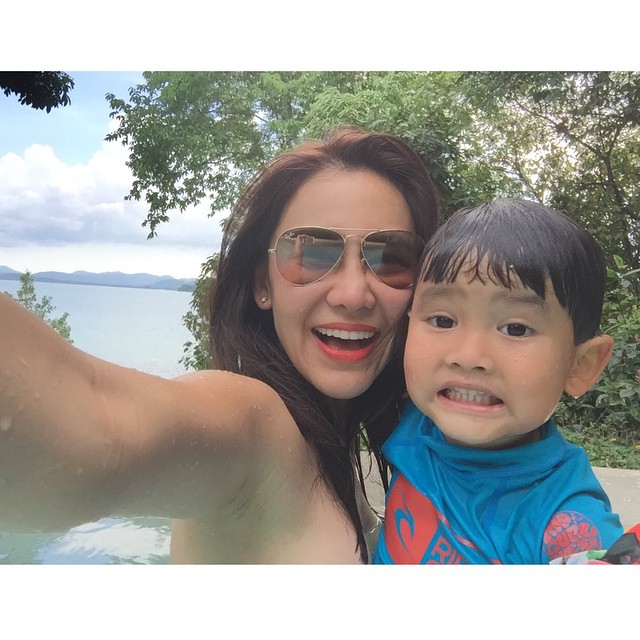 นาเดีย ควงสามี-ลูกชายเที่ยวเกาะ โชว์หุ่นในชุดว่ายน้ำ ยังเป๊ะ นาเดีย ควงสามี-ลูกชายเที่ยวเกาะ โชว์หุ่นในชุดว่ายน้ำ ยังเป๊ะ