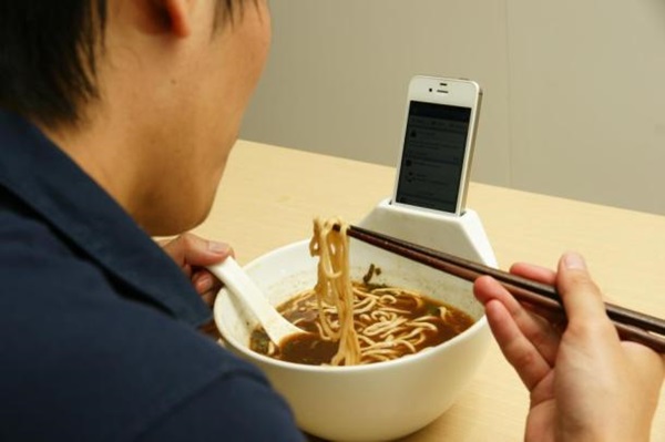 กินไปเล่นไป! ชามบะหมี่พร้อมช่องเสียบสมาร์ทโฟน กินไปเล่นไป! ชามบะหมี่พร้อมช่องเสียบสมาร์ทโฟน