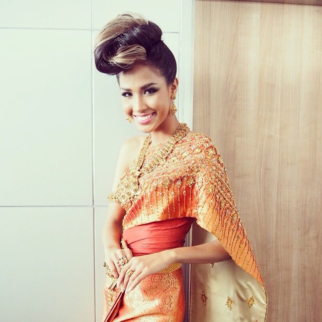 แฟชั่นโชว์ชุดผ้าไหมไทย แฟชั่นโชว์ชุดผ้าไหมไทย