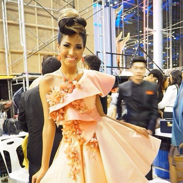 แฟชั่นโชว์ชุดผ้าไหมไทย แฟชั่นโชว์ชุดผ้าไหมไทย