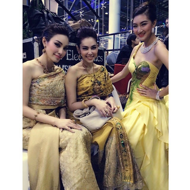 แฟชั่นโชว์ชุดผ้าไหมไทย แฟชั่นโชว์ชุดผ้าไหมไทย