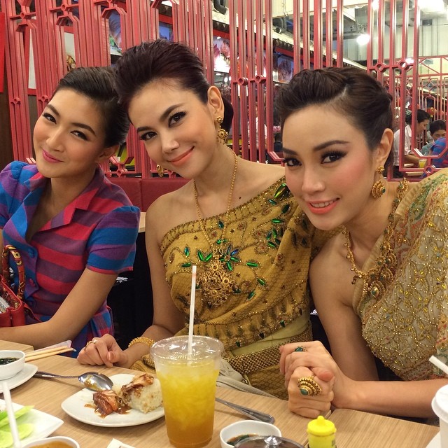 แฟชั่นโชว์ชุดผ้าไหมไทย แฟชั่นโชว์ชุดผ้าไหมไทย