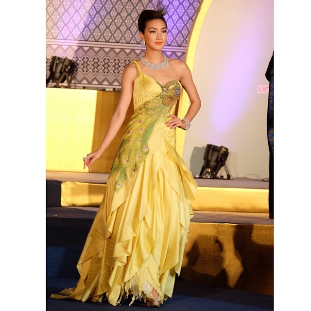 แฟชั่นโชว์ชุดผ้าไหมไทย แฟชั่นโชว์ชุดผ้าไหมไทย