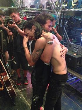 ตูน บอดี้สแลม ร่ำไห้หลังเวที ตูน บอดี้สแลม ร่ำไห้หลังเวที