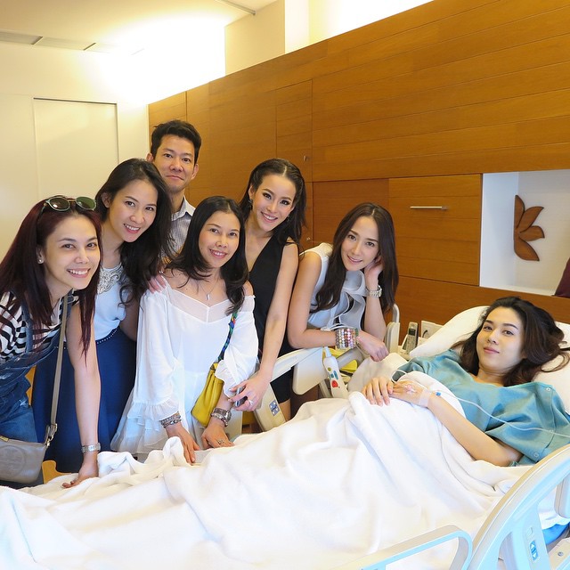 เก็บตกภาพเพื่อนซี้ เมย์ เฟื่องอารมย์ มาเยี่ยมถึง ร.พ. หลังคลอด น้องมายู เก็บตกภาพเพื่อนซี้ เมย์ เฟื่องอารมย์ มาเยี่ยมถึง ร.พ. หลังคลอด น้องมายู