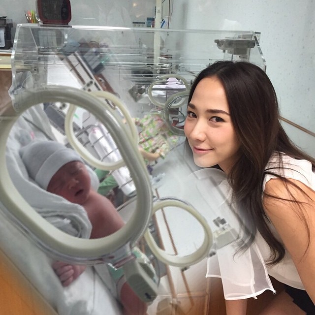 เก็บตกภาพเพื่อนซี้ เมย์ เฟื่องอารมย์ มาเยี่ยมถึง ร.พ. หลังคลอด น้องมายู เก็บตกภาพเพื่อนซี้ เมย์ เฟื่องอารมย์ มาเยี่ยมถึง ร.พ. หลังคลอด น้องมายู