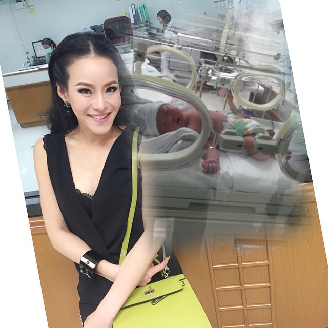 เก็บตกภาพเพื่อนซี้ เมย์ เฟื่องอารมย์ มาเยี่ยมถึง ร.พ. หลังคลอด น้องมายู เก็บตกภาพเพื่อนซี้ เมย์ เฟื่องอารมย์ มาเยี่ยมถึง ร.พ. หลังคลอด น้องมายู