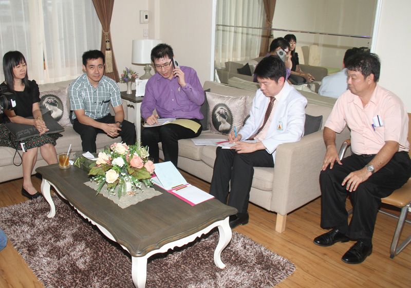 หมอจุฑา มือศัลยกรรมพริตตี้เสียชีวิต เข้าชี้แจงสาธารณสุข หมอจุฑา มือศัลยกรรมพริตตี้เสียชีวิต เข้าชี้แจงสาธารณสุข