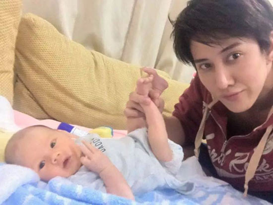 ไมค์ พิรัชต์ แชะภาพคู่ น้องแม็กซ์เวลล์ ไมค์ พิรัชต์ แชะภาพคู่ น้องแม็กซ์เวลล์