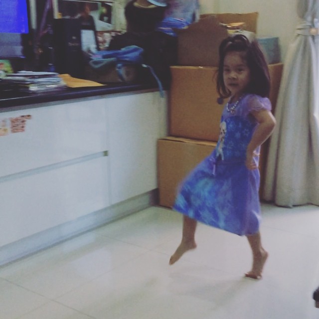น้องยี่หวา ลูกสาวบร๊ะเจ้าโจ๊ก แปลงโฉมเป็นเอลซ่า น้องยี่หวา ลูกสาวบร๊ะเจ้าโจ๊ก แปลงโฉมเป็นเอลซ่า