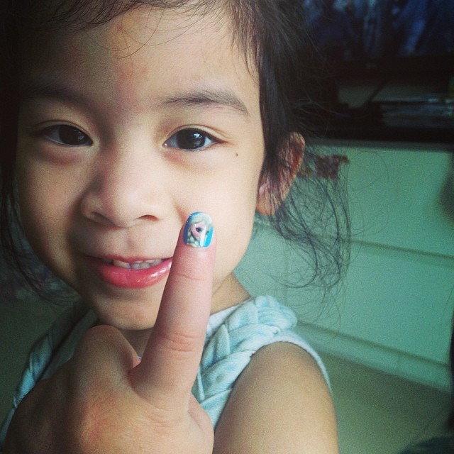 น้องยี่หวา ลูกสาวบร๊ะเจ้าโจ๊ก แปลงโฉมเป็นเอลซ่า น้องยี่หวา ลูกสาวบร๊ะเจ้าโจ๊ก แปลงโฉมเป็นเอลซ่า