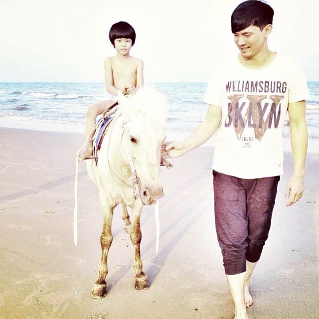 น้องคุน น้องจุน ร่วมงานกีฬาสี อัพเดทภาพลูกชายพ่อเคน - แม่หน่อย น้องคุน น้องจุน ร่วมงานกีฬาสี อัพเดทภาพลูกชายพ่อเคน - แม่หน่อย