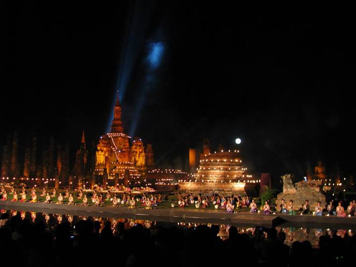 งานประเพณี ลอยกระทง เผาเทียน เล่นไฟ จังหวัดสุโขทัย ประจำปี 2556 งานประเพณี ลอยกระทง เผาเทียน เล่นไฟ จังหวัดสุโขทัย ประจำปี 2556