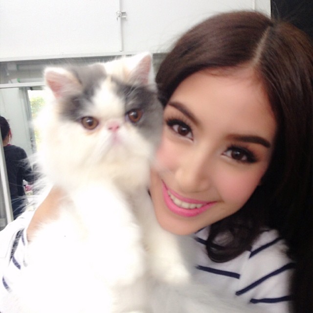 ชมความน่ารักของ มิ้นต์ ชาลิดา กับ เอเลน่า แมวน้อยสุดเลิฟ ชมความน่ารักของ มิ้นต์ ชาลิดา กับ เอเลน่า แมวน้อยสุดเลิฟ