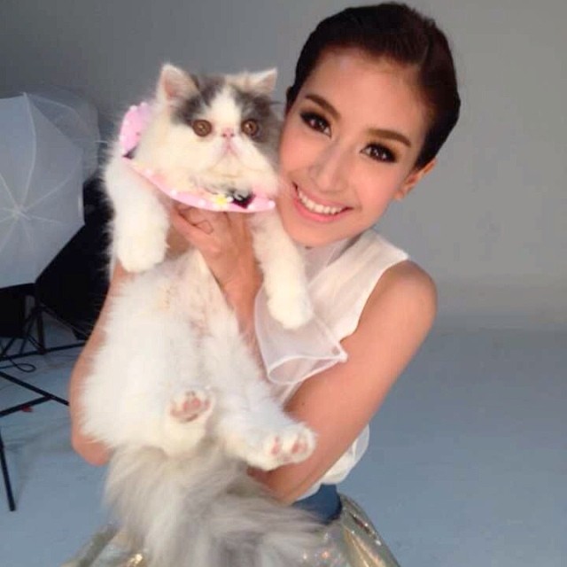 ชมความน่ารักของ มิ้นต์ ชาลิดา กับ เอเลน่า แมวน้อยสุดเลิฟ ชมความน่ารักของ มิ้นต์ ชาลิดา กับ เอเลน่า แมวน้อยสุดเลิฟ