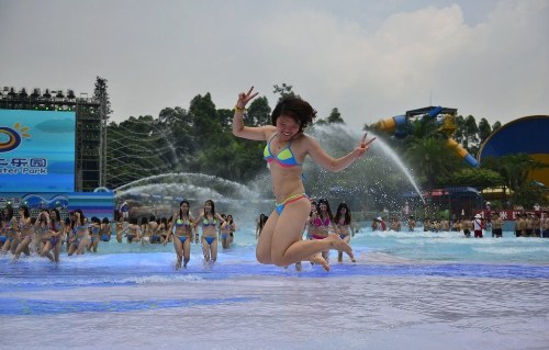 สาวจีนนับพันสวมบิกินี่ ฉลองรับฤดูร้อน สาวจีนนับพันสวมบิกินี่ ฉลองรับฤดูร้อน