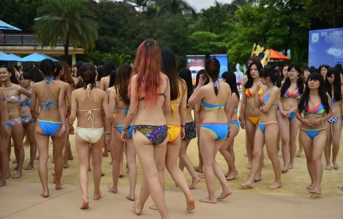 สาวจีนนับพันสวมบิกินี่ ฉลองรับฤดูร้อน สาวจีนนับพันสวมบิกินี่ ฉลองรับฤดูร้อน