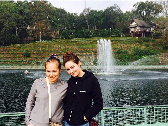 ญาญ่าหญิง พาแม่น้อย โพธิ์งาม แอ่วเหนือ ทำบุญรับปีใหม่ ญาญ่าหญิง พาแม่น้อย โพธิ์งาม แอ่วเหนือ ทำบุญรับปีใหม่