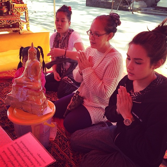 ญาญ่าหญิง พาแม่น้อย โพธิ์งาม แอ่วเหนือ ทำบุญรับปีใหม่ ญาญ่าหญิง พาแม่น้อย โพธิ์งาม แอ่วเหนือ ทำบุญรับปีใหม่