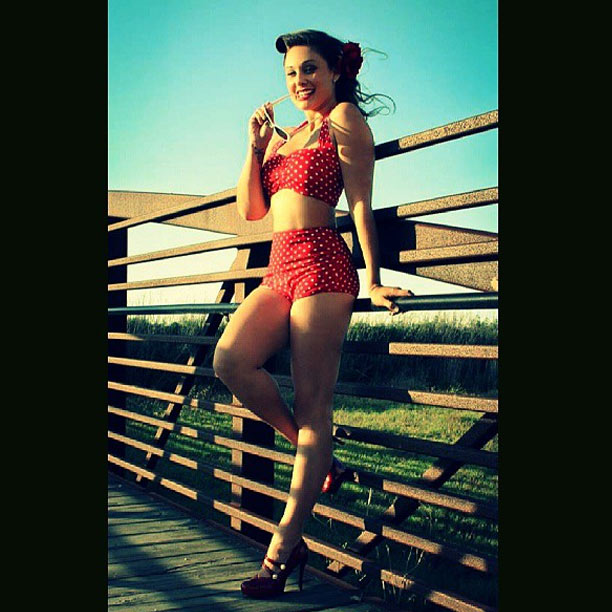 ชุดว่ายน้ำเอวสูง