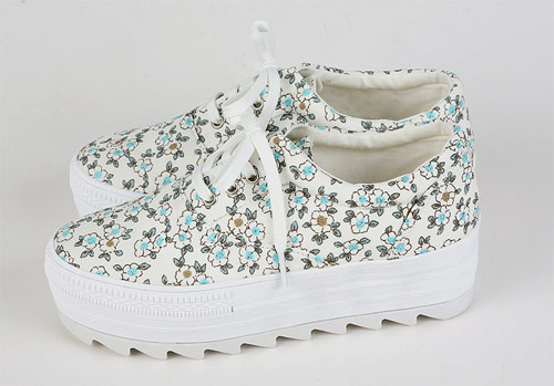 รองเท้าผ้าใบส้นตึก