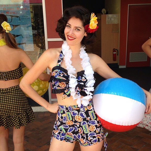 ชุดว่ายน้ำเอวสูง