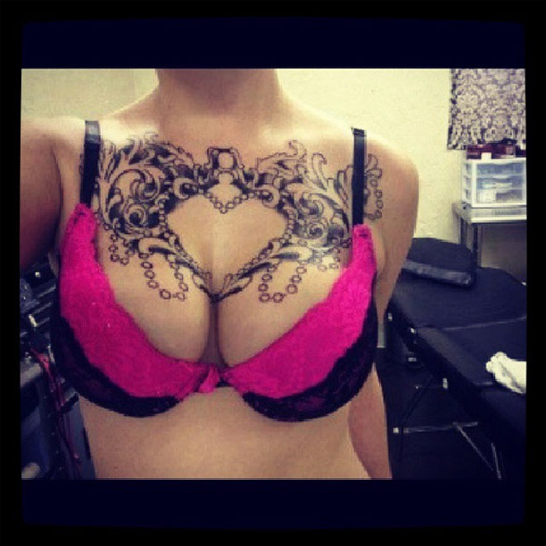 สักหน้าอกสวยๆ