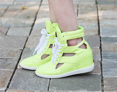 รองเท้าผ้าใบส้นตึก