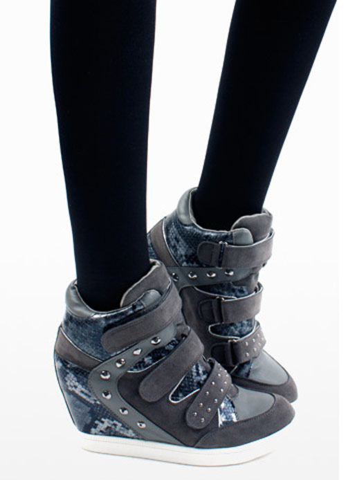 รองเท้าผ้าใบส้นตึก