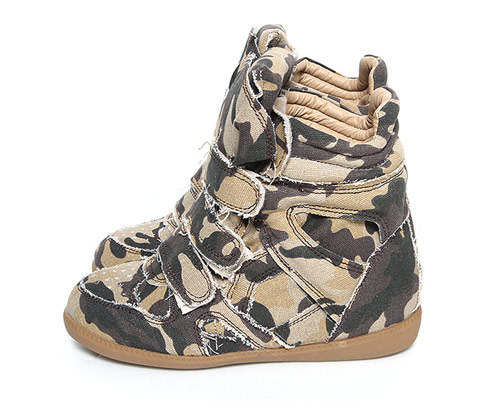 รองเท้าผ้าใบส้นตึก