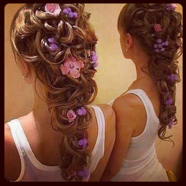 แบบผมเปียที่มีดอกไม้แซม