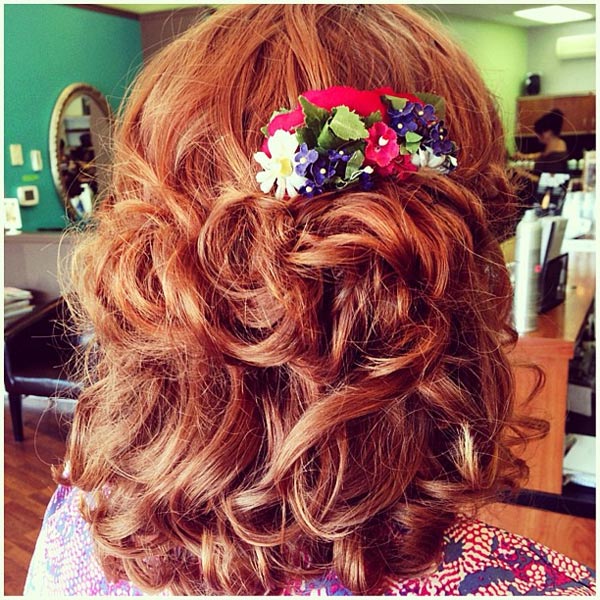 แบบผมเปียที่มีดอกไม้แซม