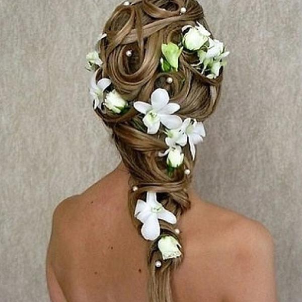 แบบผมเปียที่มีดอกไม้แซม