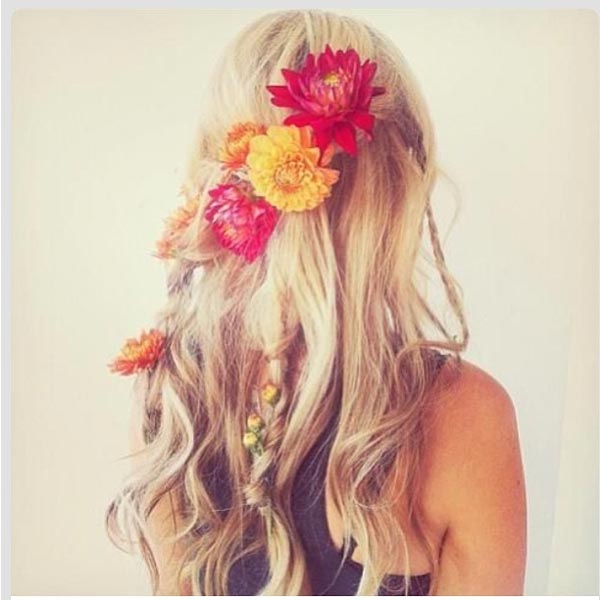 แบบผมเปียที่มีดอกไม้แซม