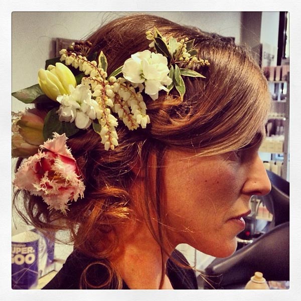 แบบผมเปียที่มีดอกไม้แซม