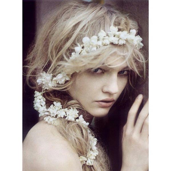 แบบผมเปียที่มีดอกไม้แซม