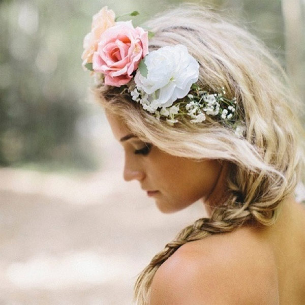 แบบผมเปียที่มีดอกไม้แซม