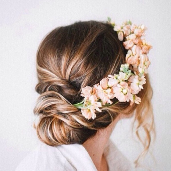 แบบผมเปียที่มีดอกไม้แซม