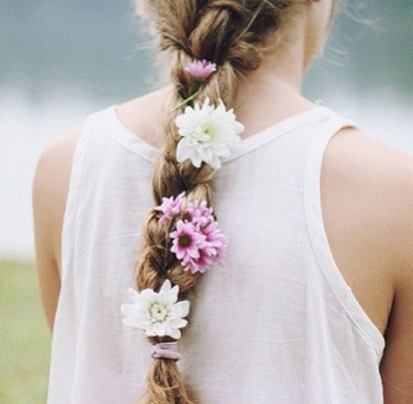 แบบผมเปียที่มีดอกไม้แซม